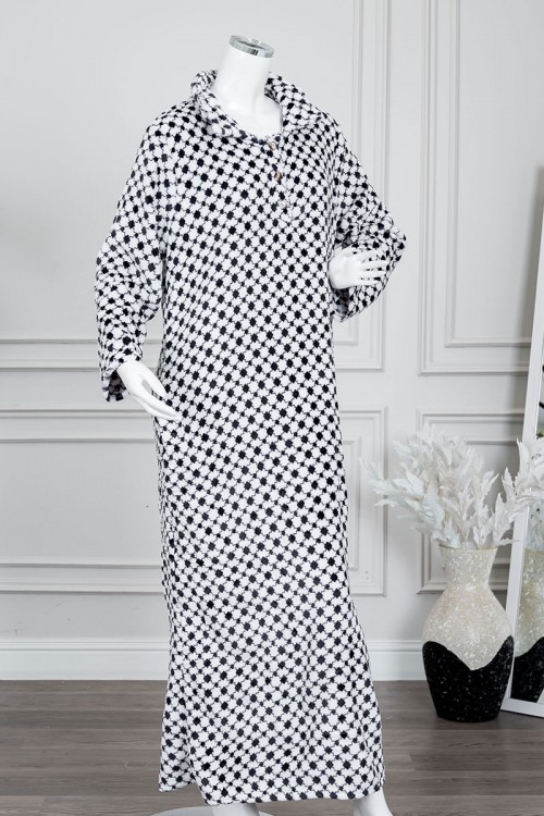 قميص نسائي طويل شتوي لون أبيض و أسود ياقة مطوية و أزرار من الأمام و بأكمام طويلة