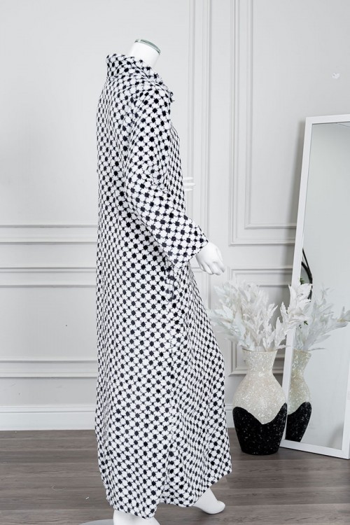 قميص نسائي طويل شتوي لون أبيض و أسود ياقة مطوية و أزرار من الأمام و بأكمام طويلة