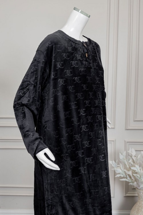 قميص نسائي طويل شتوي لون أسود مزين بنقوش و كتابة ياقة دائرية بأزرار من الأمام و بأكمام طويلة