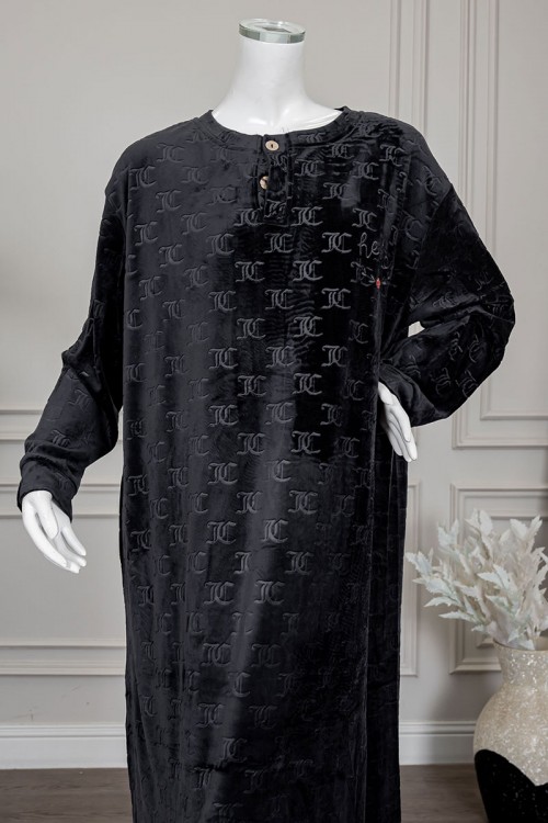 قميص نسائي طويل شتوي لون أسود مزين بنقوش و كتابة ياقة دائرية بأزرار من الأمام و بأكمام طويلة