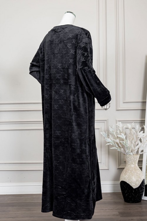 قميص نسائي طويل شتوي لون أسود مزين بنقوش و كتابة ياقة دائرية بأزرار من الأمام و بأكمام طويلة