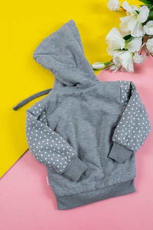 بلوفر أطفال شتوي مبطن لون رصاصي منقط باللون الأبيض قبعة متصلة برباط و بسحاب و جيوب من الأمام و أكمام طويلة