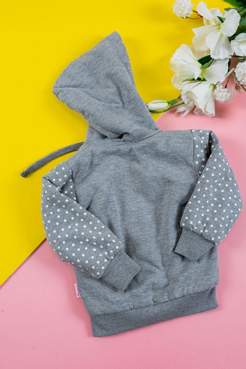 بلوفر أطفال شتوي مبطن لون رصاصي منقط باللون الأبيض قبعة متصلة برباط و بسحاب و جيوب من الأمام و أكمام طويلة