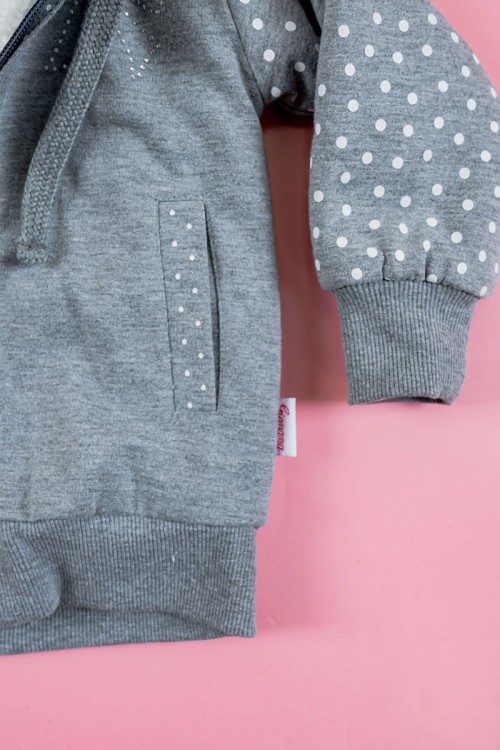 بلوفر أطفال شتوي مبطن لون رصاصي منقط باللون الأبيض قبعة متصلة برباط و بسحاب و جيوب من الأمام و أكمام طويلة