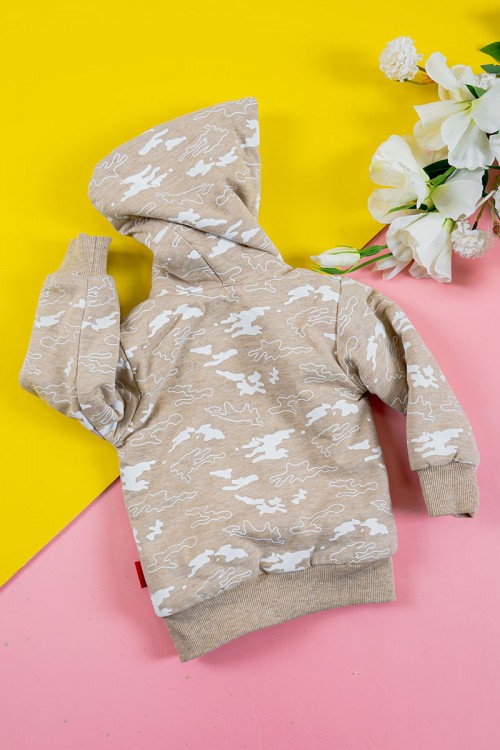 بلوفر أطفال شتوي مبطن لون بيج مزين برسومات باللون الأبيض قبعة متصلة برباط و بسحاب و جيوب من الأمام و أكمام طويلة