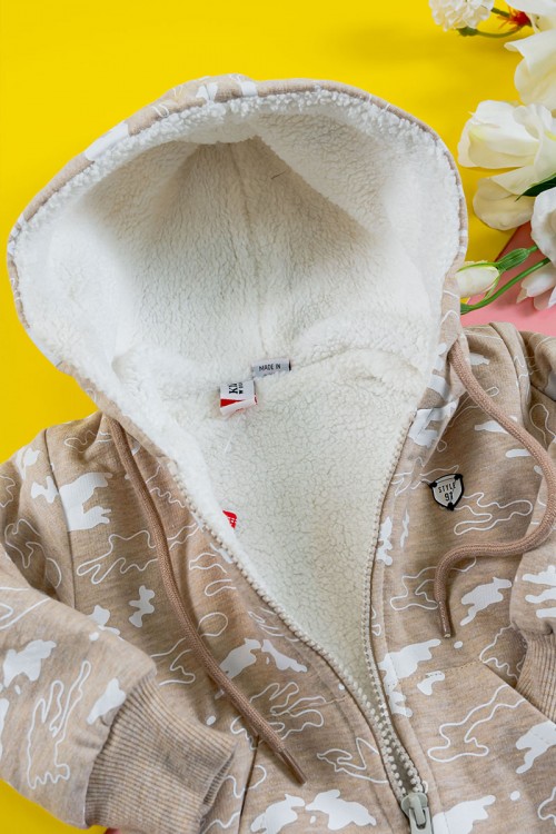 بلوفر أطفال شتوي مبطن لون بيج مزين برسومات باللون الأبيض قبعة متصلة برباط و بسحاب و جيوب من الأمام و أكمام طويلة