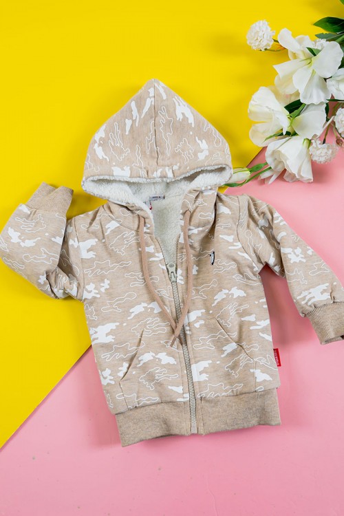 بلوفر أطفال شتوي مبطن لون بيج مزين برسومات باللون الأبيض قبعة متصلة برباط و بسحاب و جيوب من الأمام و أكمام طويلة