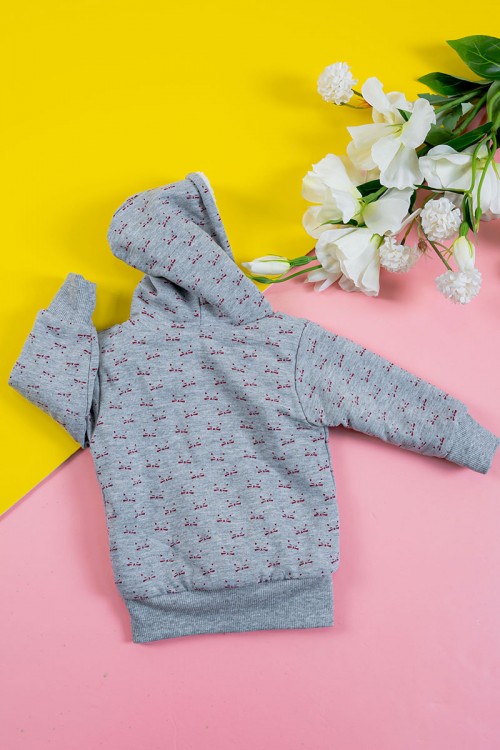 بلوفر أطفال شتوي مبطن لون رصاصي مزين بكتابات و رسومات قبعة متصلة بسحاب من الأمام و بأكمام طويلة