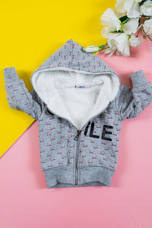 بلوفر أطفال شتوي مبطن لون رصاصي مزين بكتابات و رسومات قبعة متصلة بسحاب من الأمام و بأكمام طويلة