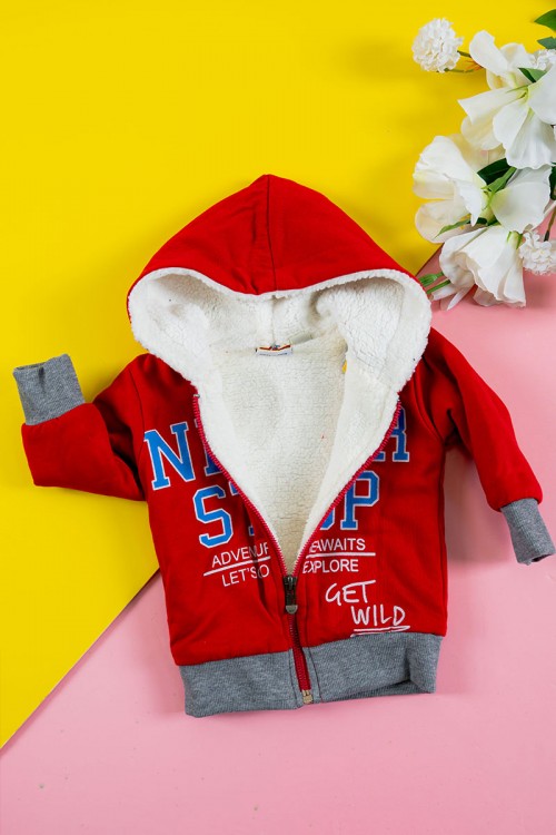 بلوفر أطفال شتوي مبطن لون أحمر مزين بكتابات من الأمام قبعة متصلة بسحاب من الأمام و بأكمام طويلة