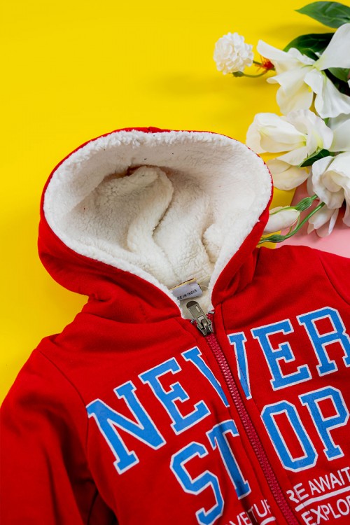 بلوفر أطفال شتوي مبطن لون أحمر مزين بكتابات من الأمام قبعة متصلة بسحاب من الأمام و بأكمام طويلة