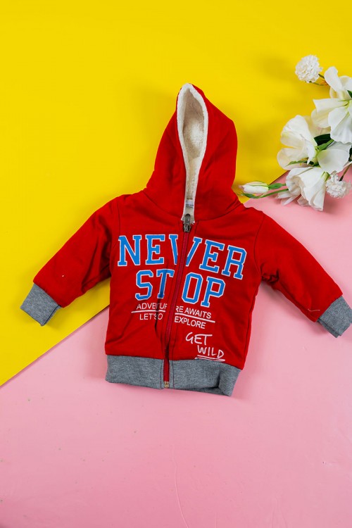 بلوفر أطفال شتوي مبطن لون أحمر مزين بكتابات من الأمام قبعة متصلة بسحاب من الأمام و بأكمام طويلة