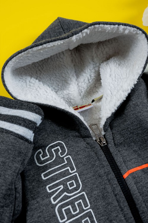 بلوفر أطفال شتوي مبطن لون رصاصي مقلم باللون الأبيض مزين بكتابات قبعة متصلة بسحاب من الأمام و بأكمام طويلة