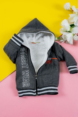 بلوفر أطفال شتوي مبطن لون رصاصي مقلم باللون الأبيض مزين بكتابات قبعة متصلة بسحاب من الأمام و بأكمام طويلة