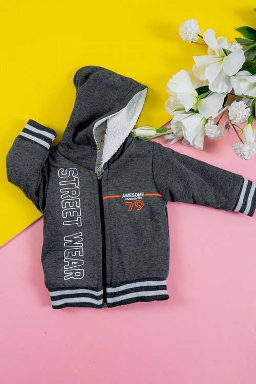 بلوفر أطفال شتوي مبطن لون رصاصي مقلم باللون الأبيض مزين بكتابات قبعة متصلة بسحاب من الأمام و بأكمام طويلة