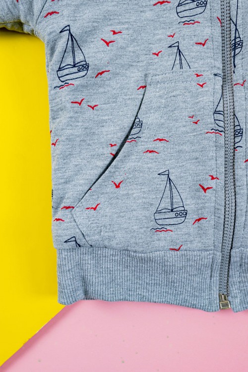 بلوفر أطفال شتوي مبطن لون رمادي مزين برسومات قبعة متصلة بسحاب و جيوب من الأمام و بأكمام طويلة