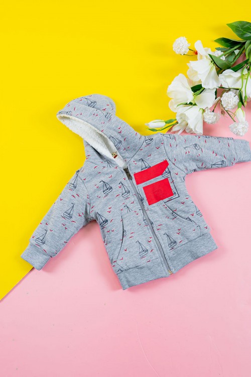 بلوفر أطفال شتوي مبطن لون رمادي مزين برسومات قبعة متصلة بسحاب و جيوب من الأمام و بأكمام طويلة