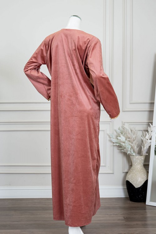 جلابية نسائية طويلة مخمل لون لحمي مزينة بكلفة باللون الذهبي من الأمام و الأكمام