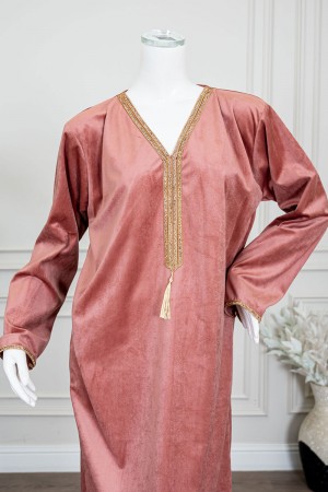 جلابية نسائية طويلة مخمل لون لحمي مزينة بكلفة باللون الذهبي من الأمام و الأكمام