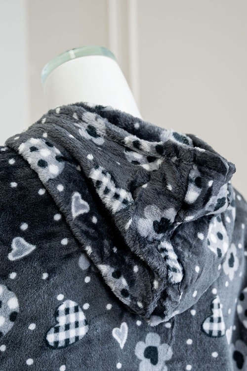 قميص نسائي طويل شتوي متعدد الألوان منقط و مزين برسومات ياقة بقبعة متصلة و أزرار من الأمام و بأكمام طويلة