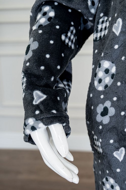 قميص نسائي طويل شتوي متعدد الألوان منقط و مزين برسومات ياقة بقبعة متصلة و أزرار من الأمام و بأكمام طويلة