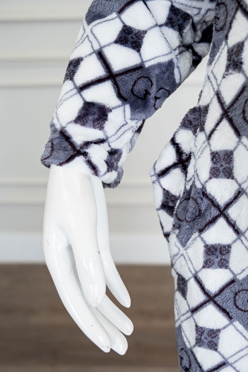 قميص نسائي طويل شتوي لون رمادي مزين بحروف و أشكال بياقة مطوية و أزرار من الأمام و بأكمام طويلة