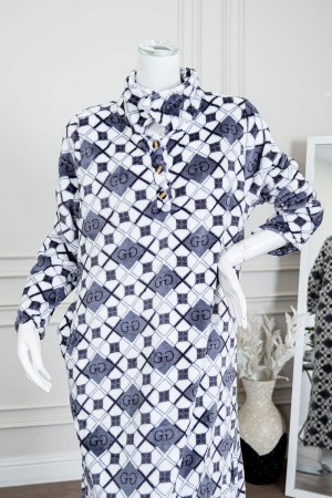 قميص نسائي طويل شتوي لون رمادي مزين بحروف و أشكال بياقة مطوية و أزرار من الأمام و بأكمام طويلة