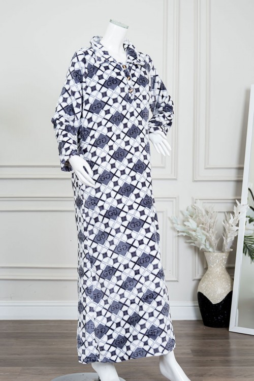 قميص نسائي طويل شتوي لون رمادي مزين بحروف و أشكال بياقة مطوية و أزرار من الأمام و بأكمام طويلة