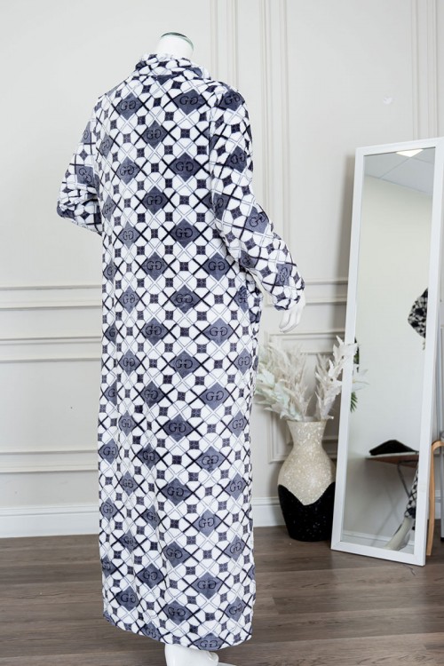 قميص نسائي طويل شتوي لون رمادي مزين بحروف و أشكال بياقة مطوية و أزرار من الأمام و بأكمام طويلة