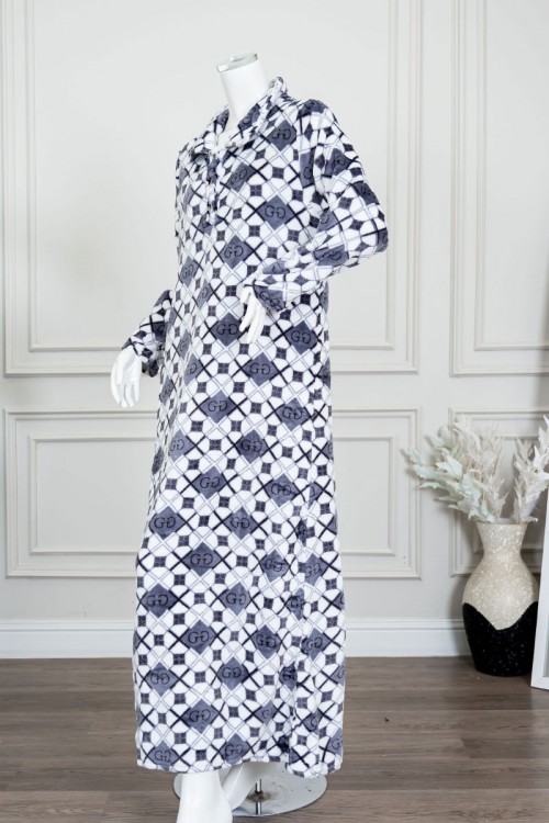 قميص نسائي طويل شتوي لون رمادي مزين بحروف و أشكال بياقة مطوية و أزرار من الأمام و بأكمام طويلة