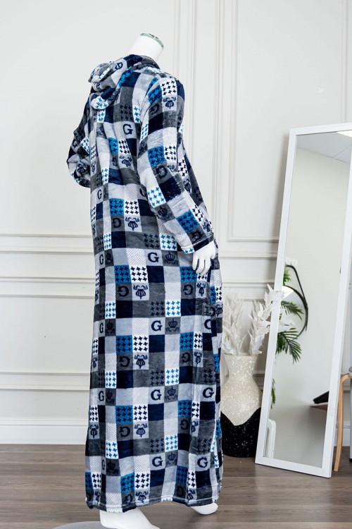 قميص نسائي طويل شتوي متعدد الألوان مزين بحروف و أشكال ياقة بقبعة متصلة و أزرار من الأمام و بأكمام طويلة