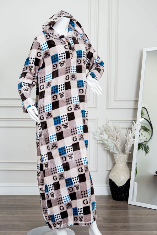 قميص نسائي طويل شتوي متعدد الألوان مزين بحروف و أشكال ياقة بقبعة متصلة و أزرار من الأمام و بأكمام طويلة