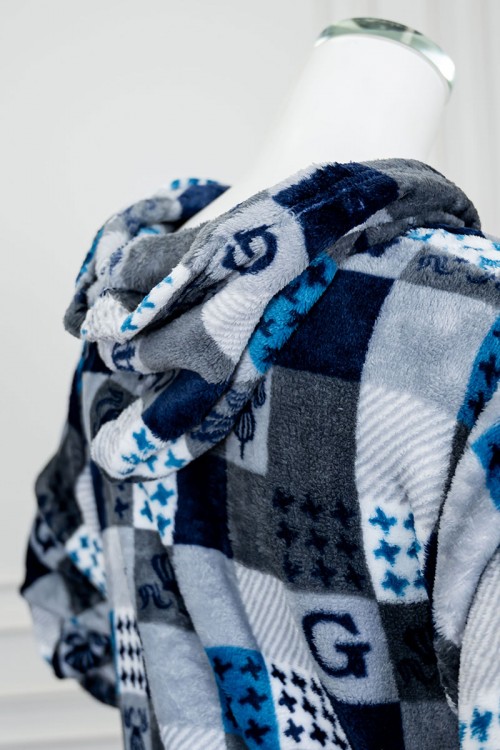 قميص نسائي طويل شتوي متعدد الألوان مزين بحروف و أشكال ياقة بقبعة متصلة و أزرار من الأمام و بأكمام طويلة