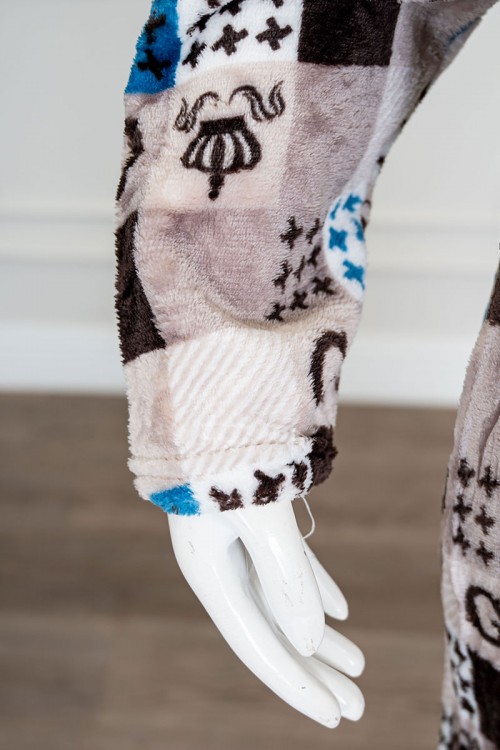 قميص نسائي طويل شتوي متعدد الألوان مزين بحروف و أشكال ياقة بقبعة متصلة و أزرار من الأمام و بأكمام طويلة