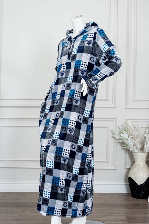 قميص نسائي طويل شتوي متعدد الألوان مزين بحروف و أشكال ياقة بقبعة متصلة و أزرار من الأمام و بأكمام طويلة