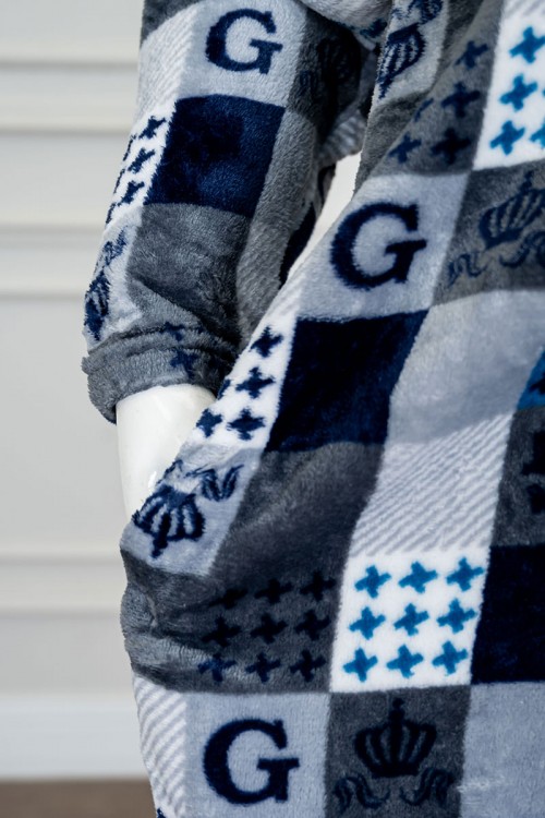 قميص نسائي طويل شتوي متعدد الألوان مزين بحروف و أشكال ياقة بقبعة متصلة و أزرار من الأمام و بأكمام طويلة