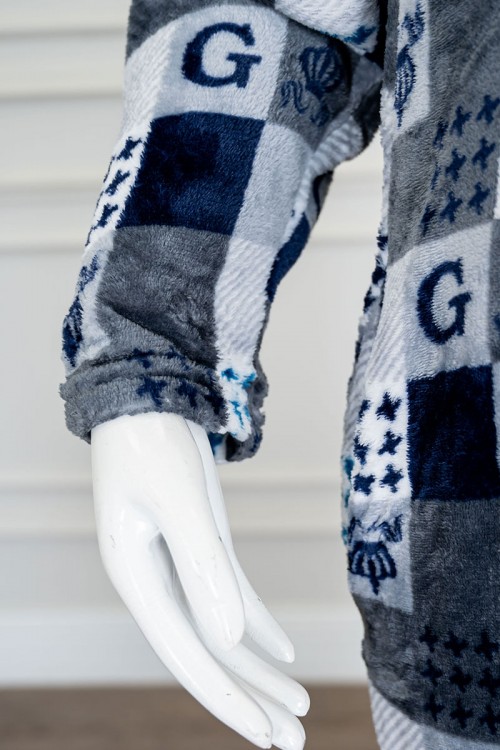 قميص نسائي طويل شتوي متعدد الألوان مزين بحروف و أشكال ياقة بقبعة متصلة و أزرار من الأمام و بأكمام طويلة