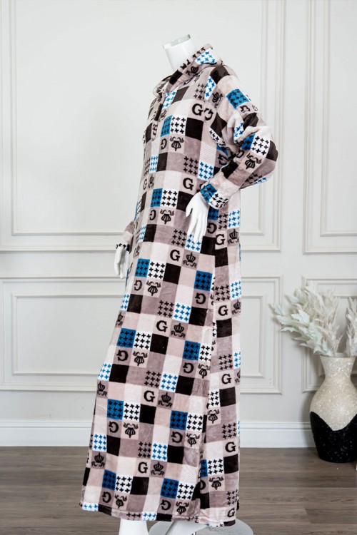 قميص نسائي طويل شتوي متعدد الألوان مزين بحروف و أشكال ياقة بقبعة متصلة و أزرار من الأمام و بأكمام طويلة