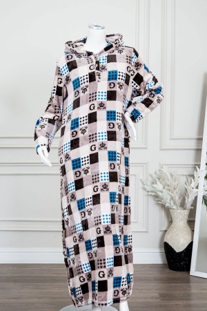 قميص نسائي طويل شتوي متعدد الألوان مزين بحروف و أشكال ياقة بقبعة متصلة و أزرار من الأمام و بأكمام طويلة