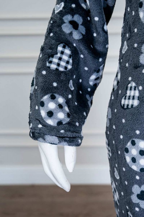 قميص نسائي طويل شتوي متعدد الألوان مزين بحروف و أشكال ياقة بقبعة متصلة و أزرار من الأمام و بأكمام طويلة