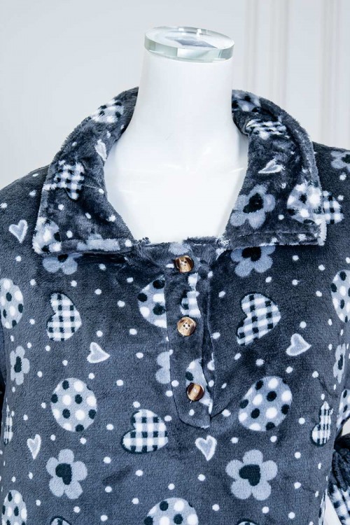 قميص نسائي طويل شتوي متعدد الألوان مزين بحروف و أشكال ياقة بقبعة متصلة و أزرار من الأمام و بأكمام طويلة