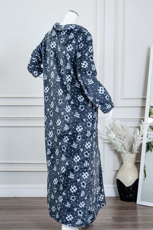 قميص نسائي طويل شتوي متعدد الألوان مزين بحروف و أشكال ياقة بقبعة متصلة و أزرار من الأمام و بأكمام طويلة