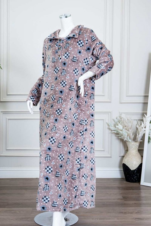 قميص نسائي طويل شتوي متعدد الألوان مزين بحروف و أشكال ياقة بقبعة متصلة و أزرار من الأمام و بأكمام طويلة