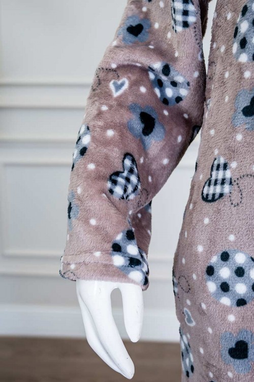 قميص نسائي طويل شتوي متعدد الألوان مزين بحروف و أشكال ياقة بقبعة متصلة و أزرار من الأمام و بأكمام طويلة