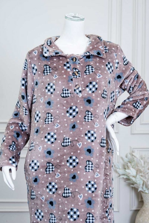 قميص نسائي طويل شتوي متعدد الألوان مزين بحروف و أشكال ياقة بقبعة متصلة و أزرار من الأمام و بأكمام طويلة