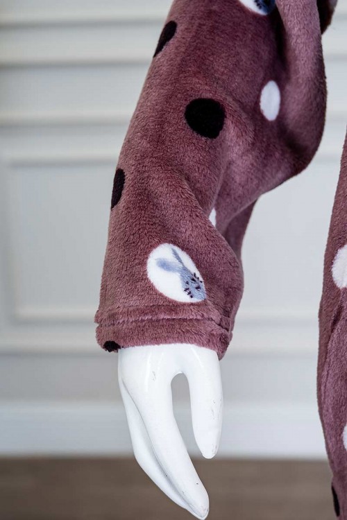 قميص نسائي طويل شتوي متعدد الاوان منقط و مزين برسومات ياقة مطوية بأزرار من الأمام و بأكمام طويلة