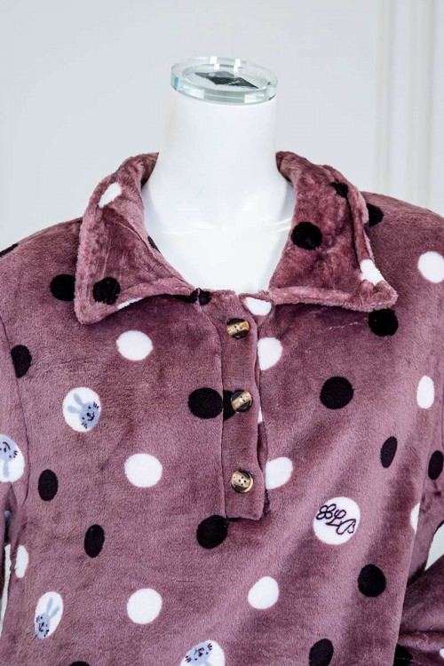 قميص نسائي طويل شتوي متعدد الاوان منقط و مزين برسومات ياقة مطوية بأزرار من الأمام و بأكمام طويلة