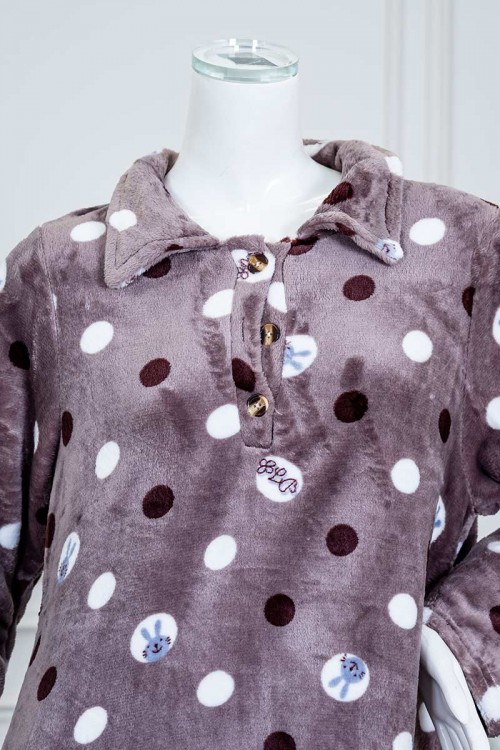 قميص نسائي طويل شتوي متعدد الاوان منقط و مزين برسومات ياقة مطوية بأزرار من الأمام و بأكمام طويلة