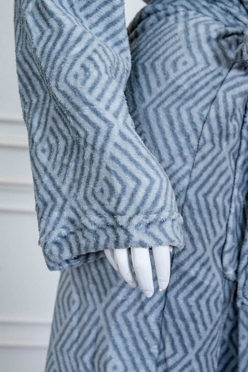 روب نسائي قصير لون رمادي مخطط باللون الرصاصي ياقة مطوية بجيوب من الأمام و رباط في الخصر و بأكمام طويلة