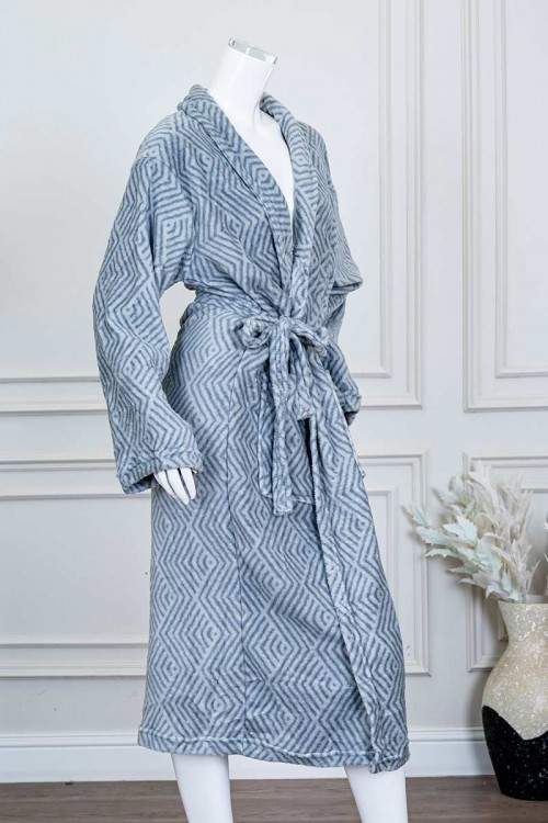 روب نسائي قصير لون رمادي مخطط باللون الرصاصي ياقة مطوية بجيوب من الأمام و رباط في الخصر و بأكمام طويلة